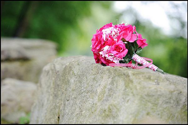 Wybór różowych kwiatów jest ogromny, a stworzone z nich bukiety i dekoracje prezentują się niezwykle pięknie