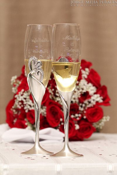 Po ceremonii Młoda Para i goście mogą wznieść toast kieliszkiem szampana
