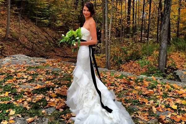 Biorąc ślub jesienią nie trzeba wcale rezygnować z sukni z trenem