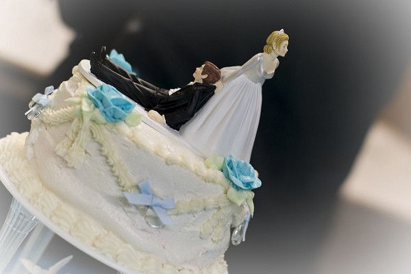 Wiele par zachowuje na pamiątkę figurki z weselnego tortu