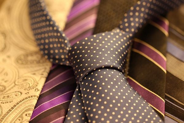 Panowie mogą wybierać spośród wielu wzorów i kolorów krawatów, za wyjątkiem bieli i jej odcieni