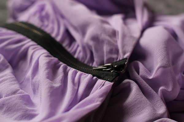 Sukienka na poprwiny nie musi być biala, można postawić na swój ulubiony kolor, np. fiolet!