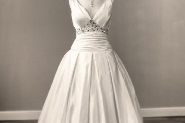 Satynowa suknia ślubna w stylu retro 