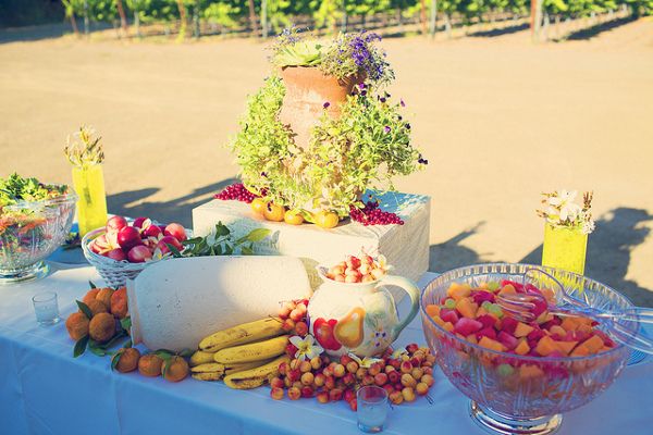 Osobny stół ze świeżymi owocami