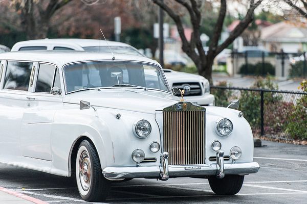 Na wesele w stylu retro można pokusić się o limuzynę Rolls Royce’a lub Excalibur