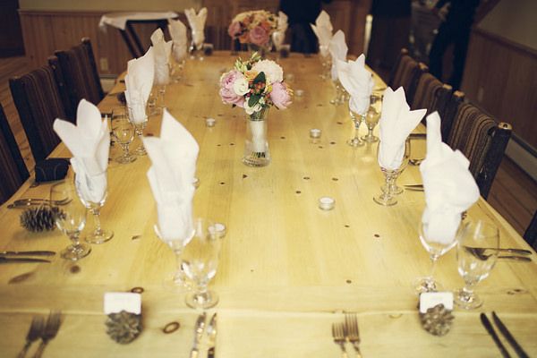 Skromna dekoracja stołu weselnego