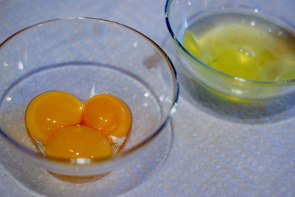 Jajka zawierają witaminy: A, B, D, E, H