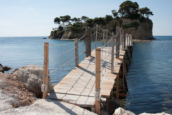 Drewniany most prowadzący na wyspę Agios Sostis
