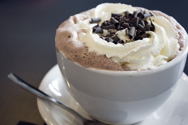 Gorąca czekolada zamiast kawy lub herbaty to świetna propozycja na zimowe wesele